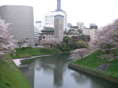 牛ヶ淵と昭和館、九段会館ホール