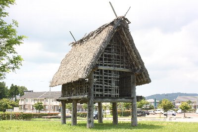 桜町遺跡の復元高床式住居