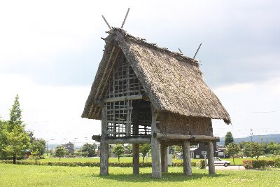 桜町遺跡の復元高床式住居