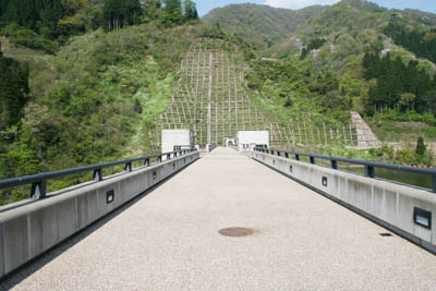 天端は歩行者のみ通れます