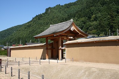 江馬氏城館跡　西側土塀（復元)