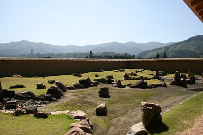 江馬氏城館跡　庭園と土塀（復元)