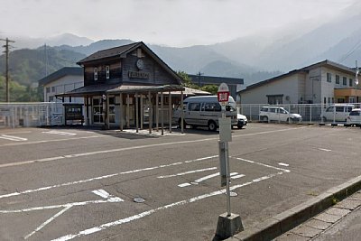 駅前にはバス停もあります