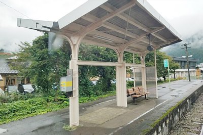 島式ホームには上屋があります