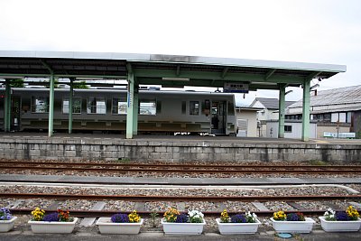 越前大野駅ホームに停車するキハ120気動車