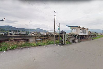 自転車置き場や公衆電話があります