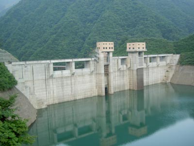 左岸上流側から見た堤体