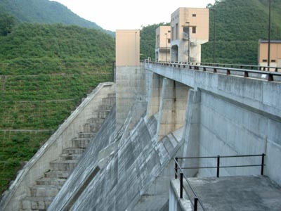 左岸側から見た堤体