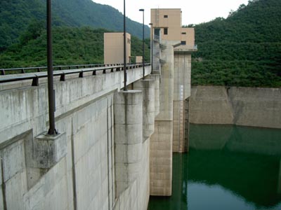 右岸下流側から見た堤体