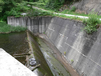 洪水吐に少し水が流れています