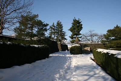 福井城天守台にはさらに石垣があります