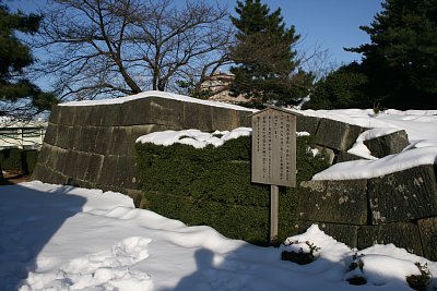 石垣が一部崩れているのは福井地震のため