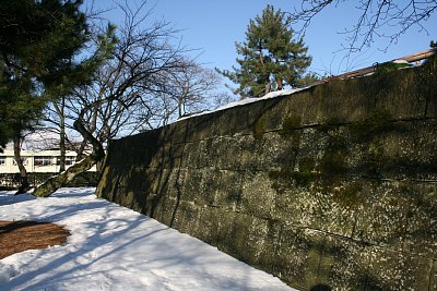 天守台石垣は四段に積まれています