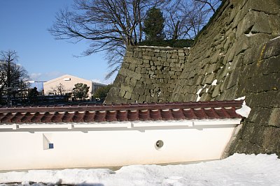 御廊下橋の土塀