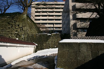 山里口御門も桝形地形になっているのがわかります