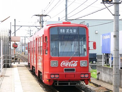 ハーモニーホール駅に停車する880形電車