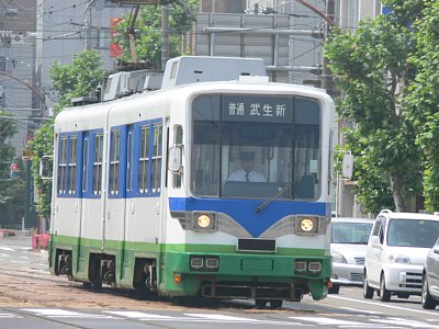 福井市内を走る880系電車