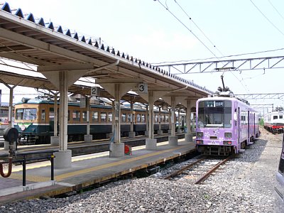武生新駅に停車する200形電車（左）と770形電車