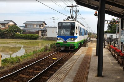 880形電車が到着します