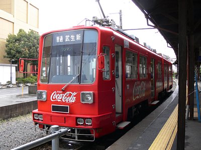 田原町駅に停車する888形路面電車