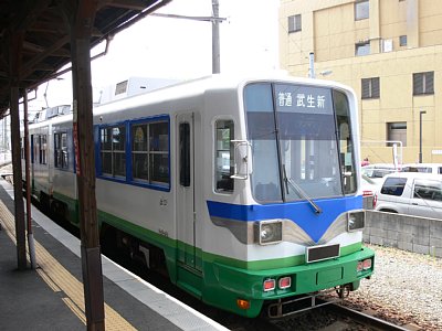 田原町駅に停車する770形電車