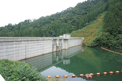 上流側の堤体とダム湖