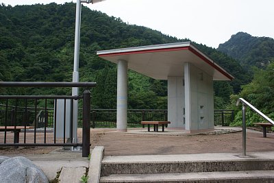上流側に展望台があります