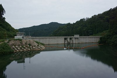 上流側から堤体を見る
