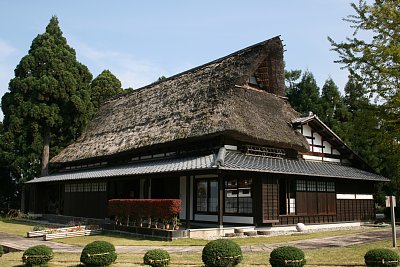 山の本陣は藁葺きです