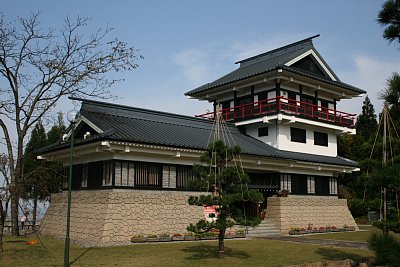 舟見城址館 模擬天守があります