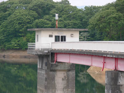 天端から取水塔を見る