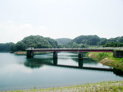 取水塔までの橋は結構長いのです