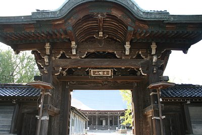唐門は京都の興正寺から明治26年に移築されています