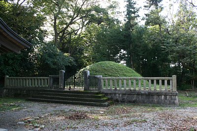 空堀が城跡を囲んでいます