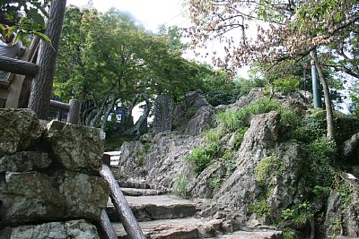 本丸も結構険しい地形です