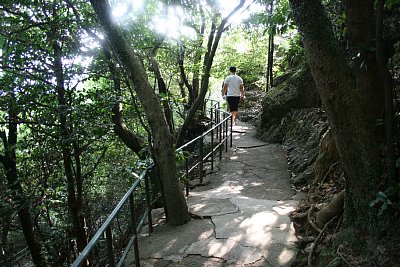 本丸から二の丸への通路は狭い