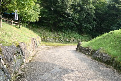 信長公居館跡桝形地形