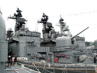 「しらね」の艦橋と54口径5インチ単装砲とアスロック