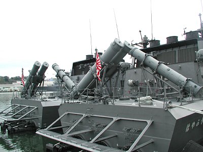 ミサイル艇のSSM発射管とウォータージェット