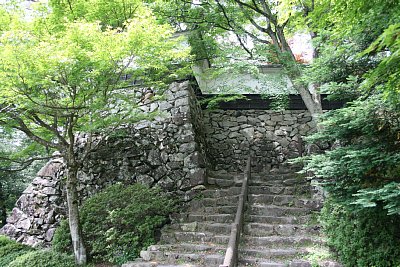 桜の丸への石段