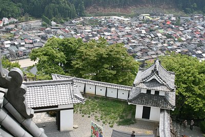 天守から見た隅櫓と門、市街