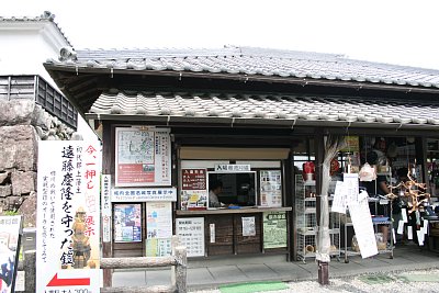 売店で入場券を販売しています