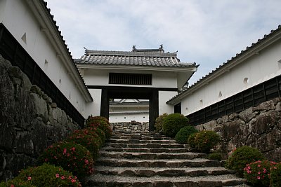 正門への大手道は石段です