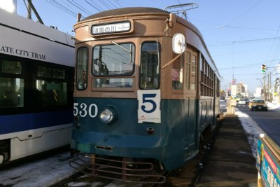 9600形電車「らっくる号」とすれ違う500形電車