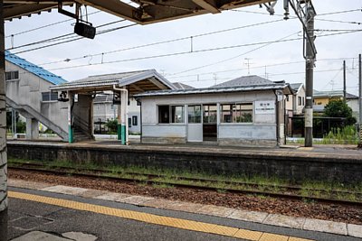 ホーム上の待合所