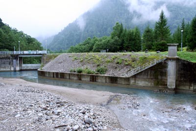 開水路に水が流れています