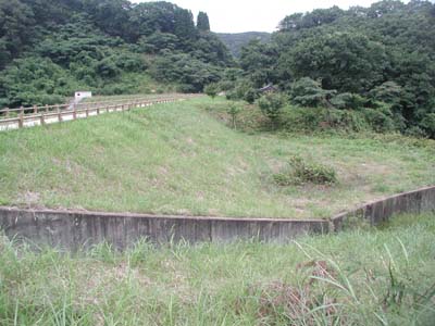埴生大池ダム堤体 クリックすると拡大されます