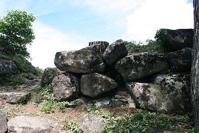 本丸を囲む石垣跡