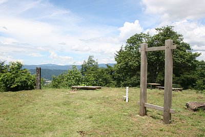 本丸には石碑や三角点などいろいろあります