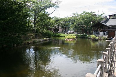 三の丸の北側に外堀が現存しています